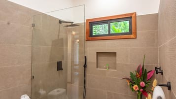 Amenidades de baño ecológicas, secadora de cabello, toallas, jabón