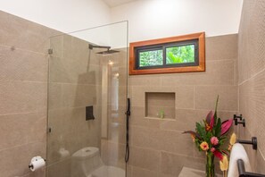 Eco-friendly toiletries, hair dryer, towels, soap - Kanani House Pool A/C 10 min walk to the beach (Talamanca)