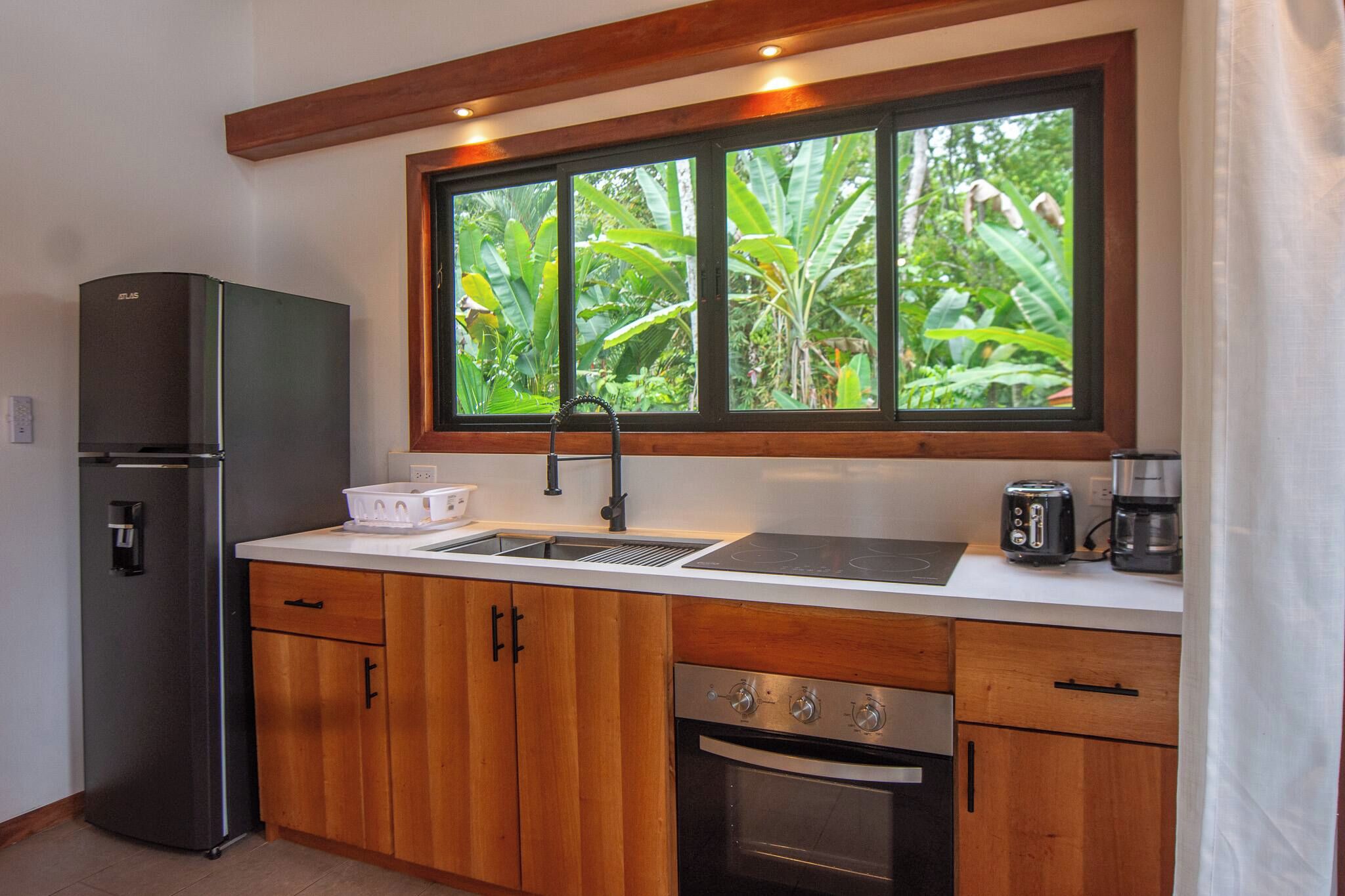 Coffee/tea maker, fridge, oven, stovetop