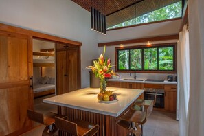 Kühlschrank, Ofen, Herdplatte, Wasserkocher mit Kaffee-/Teezubehör