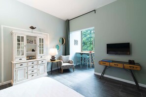 Junior suite, balkon | Een minibar, een laptopwerkplek, gratis babybedden, gratis wifi