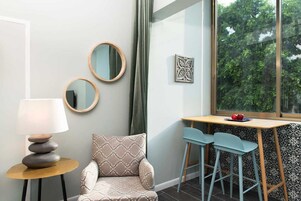 迷你吧、笔记本电脑工作区、免费婴儿床、免费 WiFi