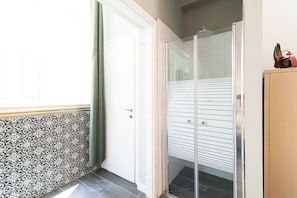 Estudio clásico, vistas a la ciudad | Baño | Ducha, secador de pelo, toallas y jabón