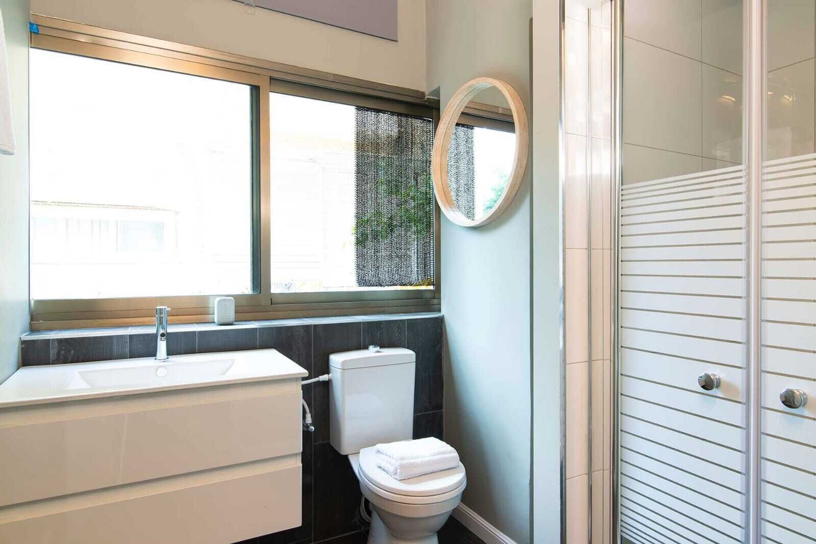 小型套房, 阳台 | 浴室 | 淋浴设施、吹风机、毛巾、肥皂