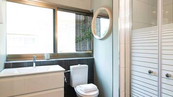 Junior Suite, Balcony | Bathroom | Shower, hair dryer, towels, soap