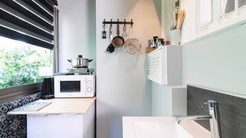 Comfort Studio | Private kitchen | Mini-fridge, microwave, coffee/tea maker, electric kettle