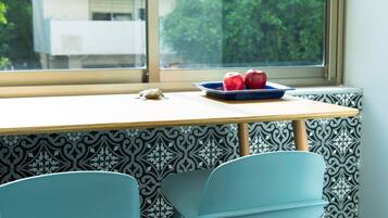 Suite Junior, balcone | Area soggiorno | TV a schermo piatto 50 pollici con canali via cavo
