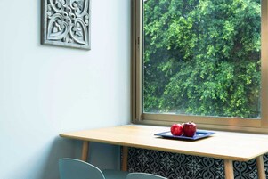 小型套房, 阳台 | 迷你吧、笔记本电脑工作区、免费婴儿床、免费 WiFi