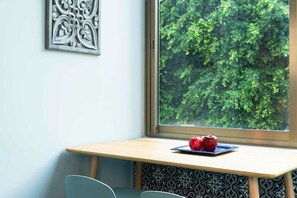 Suite junior, balcón | 1 dormitorio, minibar, espacio para trabajar con un portátil