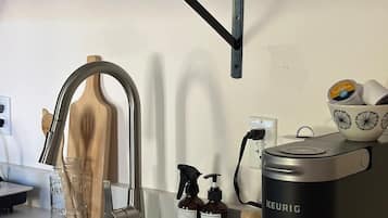 Frigorifero, microonde, piano cottura, macchina per tè/caffè