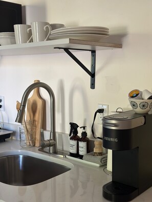 Microwave, stovetop - Brooklyn Lovely Studio apartment (Brooklyn)