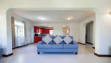 Condo, 3 phòng ngủ, ban công, quang cảnh vườn | Phòng khách