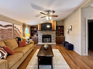Smart TV, chimenea y libros