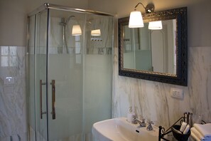 Triple Room | Bathroom | Shower, hair dryer, bidet, towels - Le Duchesse Rooms and Events (Trani)
