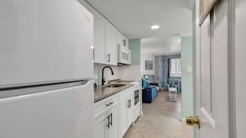 Deluxe Condo, 1 Bedroom, Non Smoking, Partial Ocean View | Private kitchen | Fridge, microwave, oven, stovetop