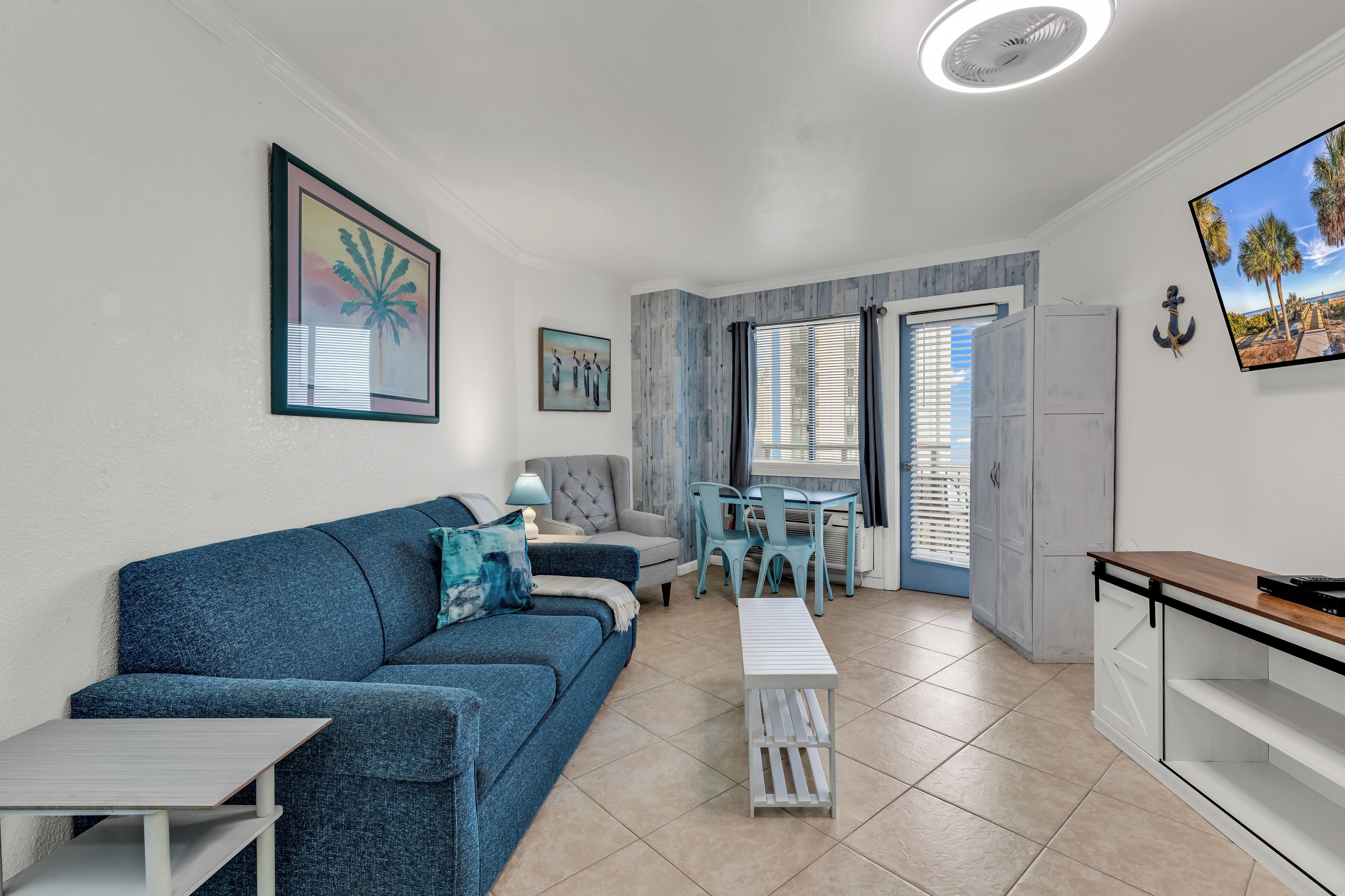 Deluxe Condo, 1 Bedroom, Non Smoking, Partial Ocean View | In-room dining