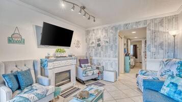 Deluxe Condo, 1 Bedroom, Non Smoking, Partial Ocean View | Living room | Smart TV