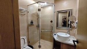 A modern bathroom with a glass-enclosed shower, a white sink, and a mirror. - Yijia Hotel (Shanghai Jinshan New Town Wanda Plaza) (Shanghai)