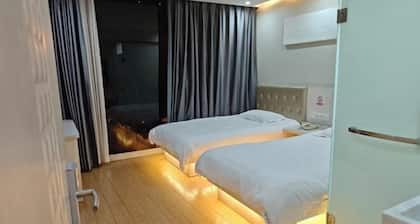 Yijia Hotel (Shanghai Jinshan New Town Wanda Plaza)