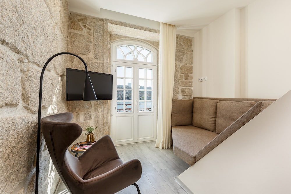 Charming Riverview Apartment in Porto