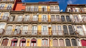 A multi-story building with balconies, windows, and doors. - Charming Riverview Apartment in Porto (Porto)