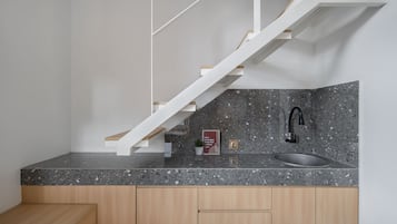 Habitació doble estàndard, vistes a la ciutat | Bany | Dutxa, sabó, xampú i paper higiènic