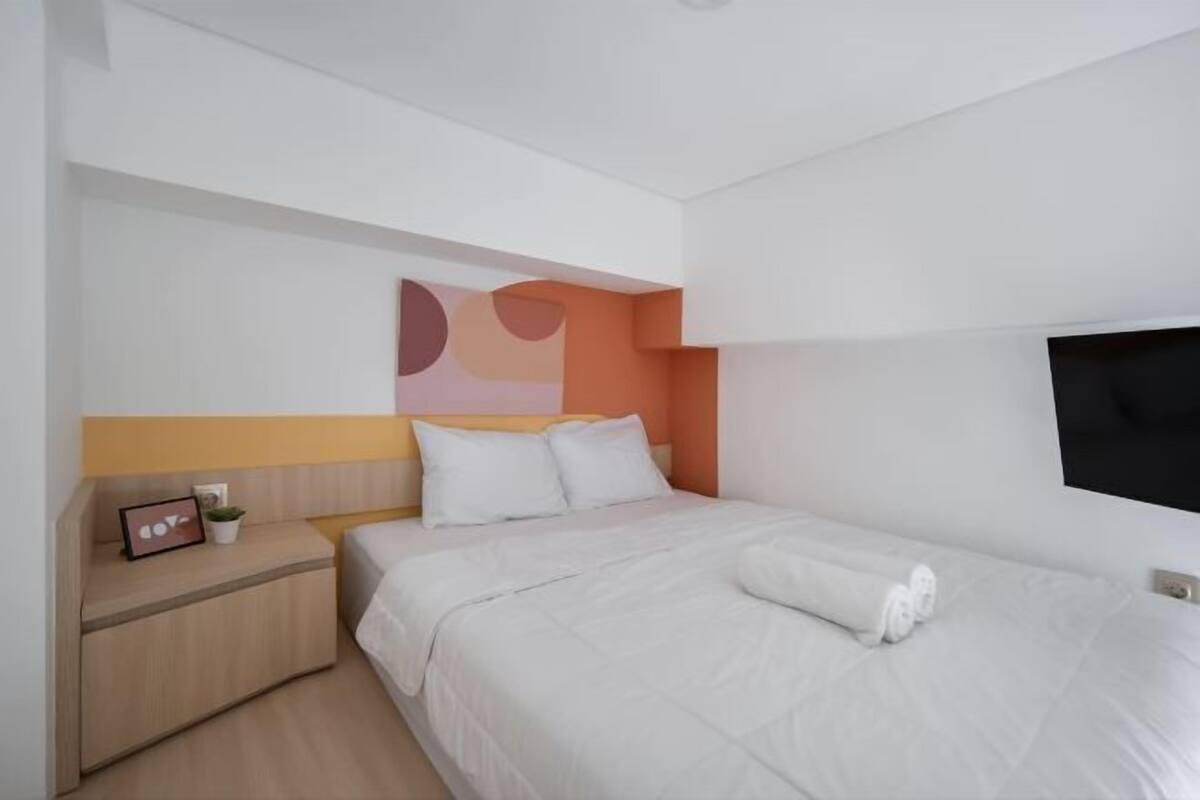 Desk, laptop workspace, free WiFi, bed sheets