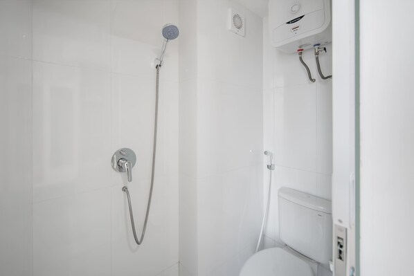 Standard Double Room, City View | Bathroom