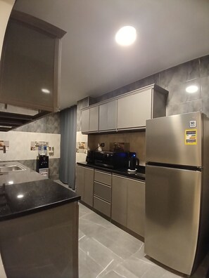 Refrigerador, microondas, horno, placa de cocina