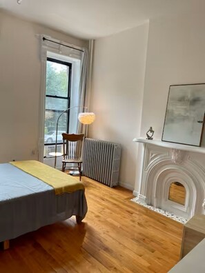 1 dormitorio, tabla de planchar con plancha, wifi y ropa de cama