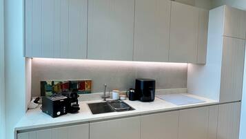 Frigorifero, microonde, forno, piano cottura