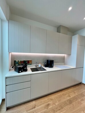 Kylskåp, mikrovågsugn, ugn och spishäll