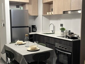 Kühlschrank, Ofen, Herdplatte, Wasserkocher mit Kaffee-/Teezubehör