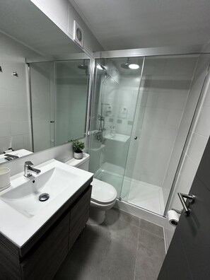 Dusche, Haartrockner, Handtücher, Seife