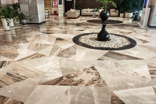 Yining Yili Huacheng Grand Hotel (People's Square)