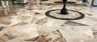 Yining Yili Huacheng Grand Hotel (People's Square)