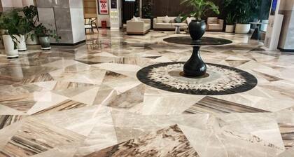 Yining Yili Huacheng Grand Hotel (People's Square)