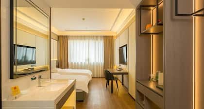 Yili Huacheng Hotel