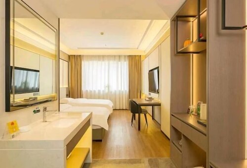 Yining Yili Huacheng Grand Hotel (People's Square)