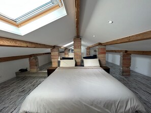 3 makuuhuonetta, työpöytä, silitysrauta/-lauta, vauvan matkasänky