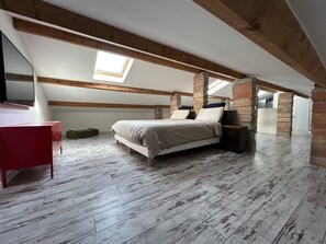 3 slaapkamers, een bureau, een strijkplank/strijkijzer, reisbedje