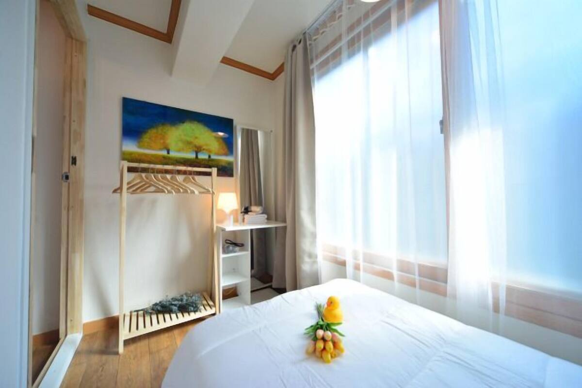 Blackout drapes, free WiFi