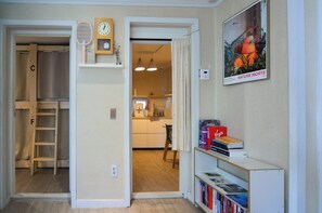 Blackout curtains, free WiFi, bed sheets - Helloworld guesthouse (Seoul)
