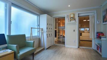 Cortinas blackout, wifi gratis y ropa de cama