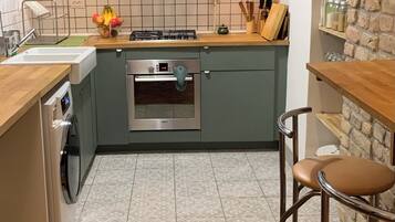 Fridge, microwave, oven, coffee/tea maker