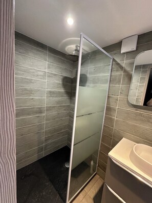 Shower, towels, soap, toilet paper - Villa Měng - Rêve d'Évasion in Sauve (Sauve)