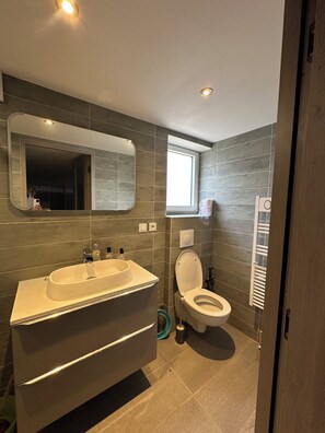 Dusche, Handtücher, Seife, Toilettenpapier