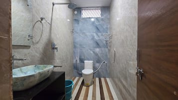 Standard-Doppelzimmer, Terrasse, Gartenblick | Badezimmer | Dusche, Handtücher, Seife, Shampoo