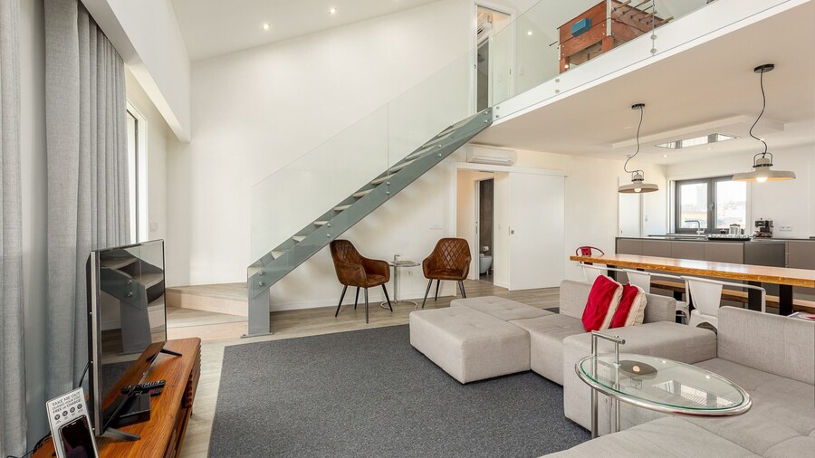 Spacious 4-bedroom Apartment in Porto