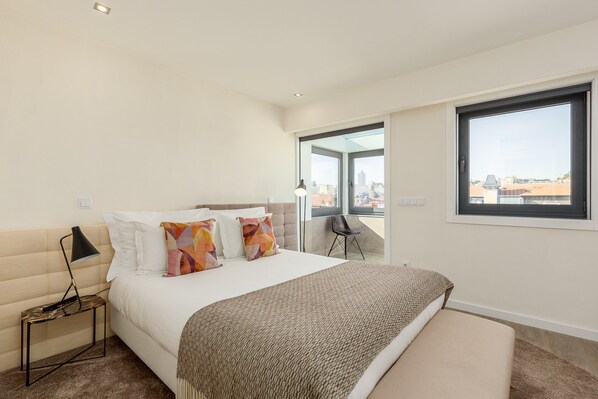 Apartment | 4 bedrooms, iron/ironing board - Spacious 4-bedroom Apartment in Porto (Porto)